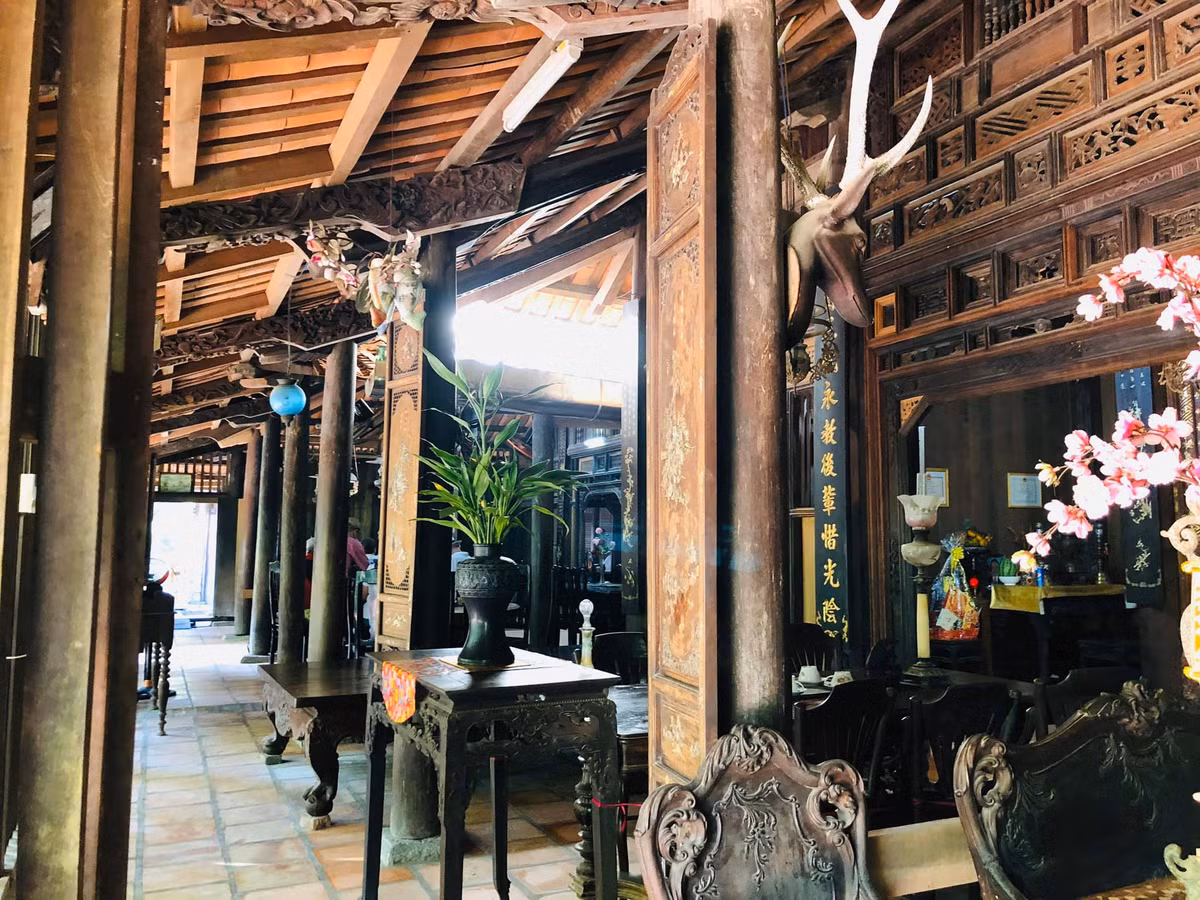 Với 108 cây cột đều được làm từ các loại gỗ quý như lim, cẩm lai, giáng hương, căm se. Tất cả đều được chạm trổ hoa văn tinh xảo. Ảnh: Dulichmientay