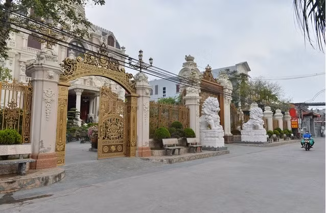 Bên ngoài cổng là hai bức tượng sư tử cỡ lớn, hàng rào được làm bằng nhôm hợp kim mạ đồng. Ảnh: Nhịp sống Việt