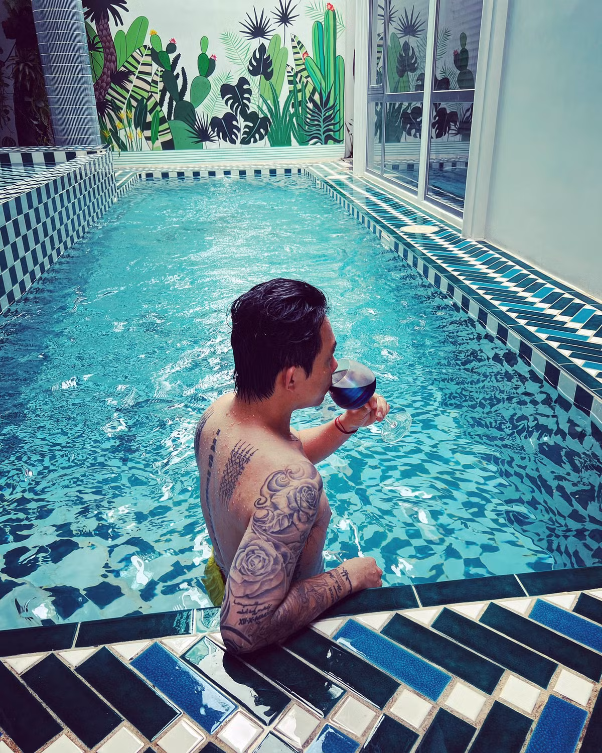 Trong nhà có bể bơi lớn.