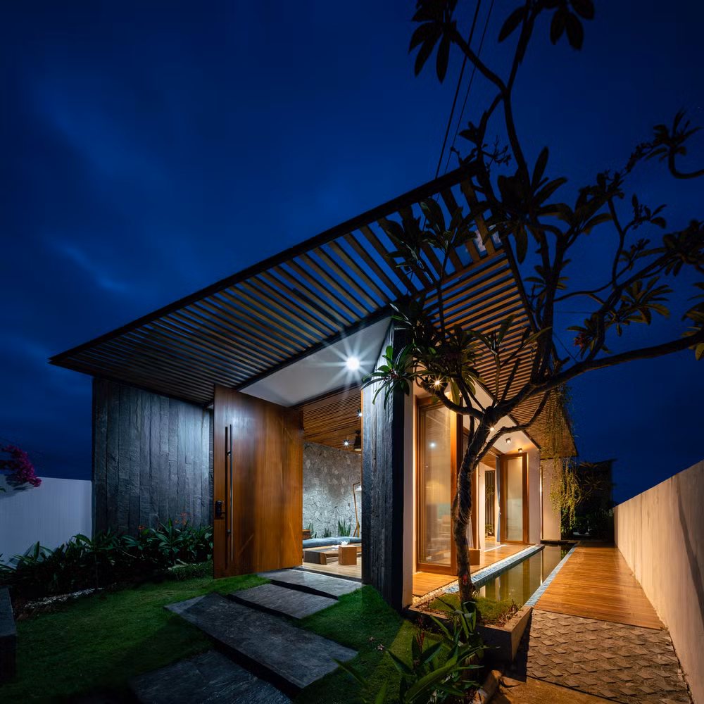 Nằm trong một khu tái định cư mới ở Tam Anh, Núi Thành (Quảng Nam), ngôi nhà với diện tích 7x25m được thiết kế cho một cặp vợ chồng và hai con trai.