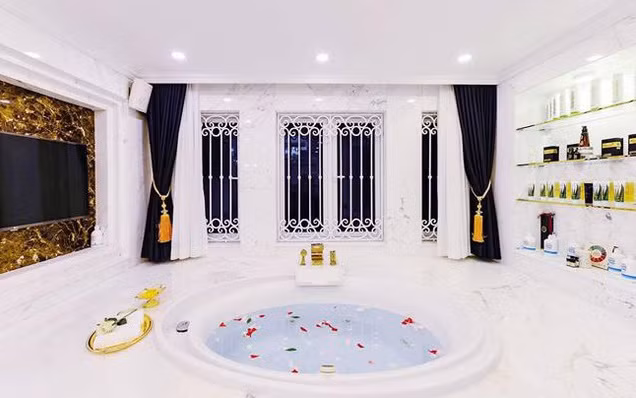 Không gian bên trong được bài trí với tông trắng chủ đạo, thậm chí khu vực bồn tắm cũng lắp cả TV để nữ ca sĩ và chồng có thể ngâm mình thư giãn. Ảnh: FBNV