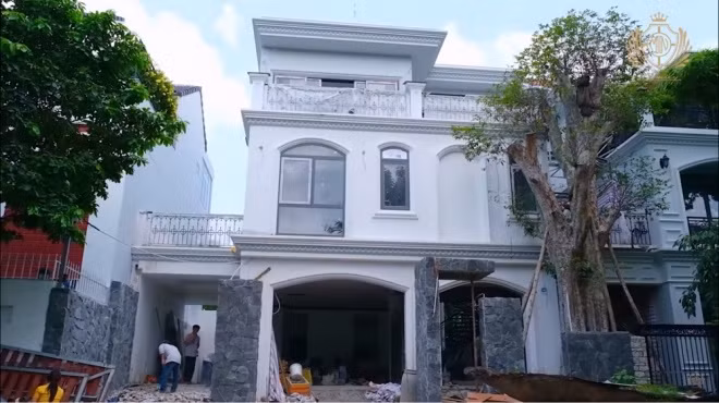Tuy nhiên, vì căn biệt thự này không đủ chỗ để đậu bộ sưu tập siêu xe đồ sộ nên đại gia Minh Nhựa đã mua thêm một mảnh đất liền kề trong khu Phú Mỹ Hưng để xây thêm biệt thự. Ảnh; FBNV