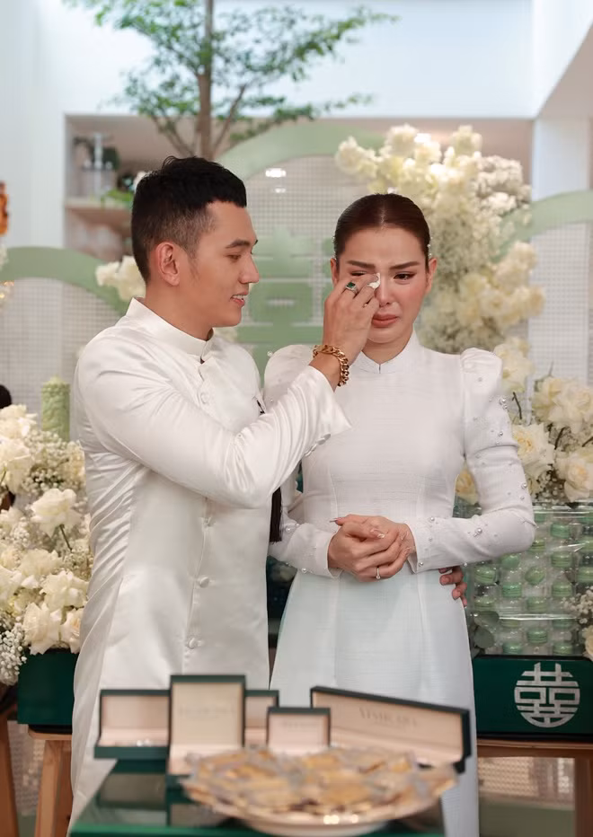 Đám cưới của Phương Trinh Jolie và Lý Bình mới đây là một trong những sự kiện được quan tâm trong giới sao Việt. Đáng chú ý nhất là sính lễ 88 cây vàng tương đương 5kg vàng cùng lắc tay, vòng tay, dây chuyền, bông tai đều có gắn kim cương trị giá 2 tỷ đồng của nhà trai. Ảnh: Dân Việt