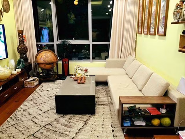 Không gian phòng khách thiết kế sang trọng với nội thất hiện đại, màu sắc tinh tế hài hòa. Ảnh: FBNV
