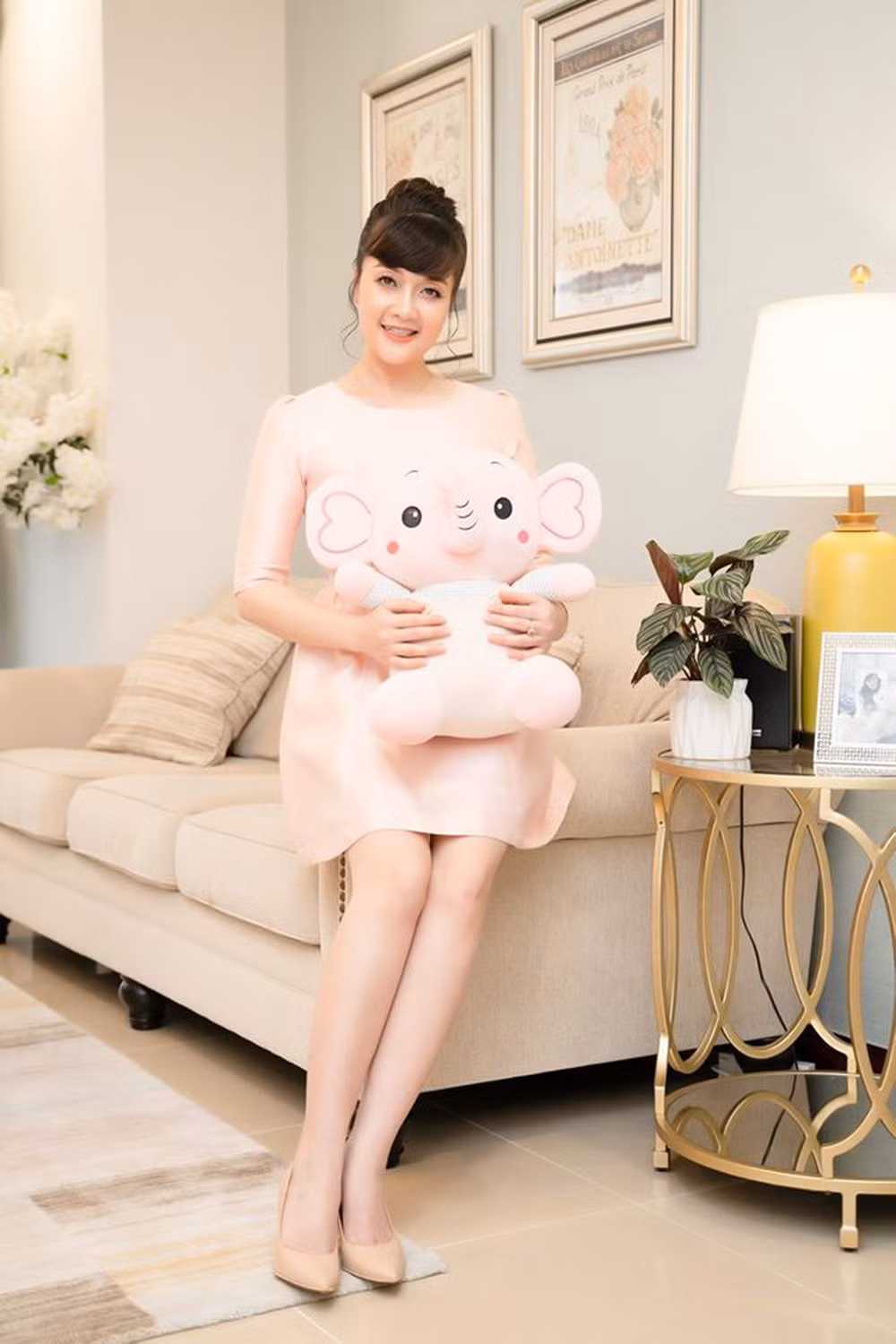 Căn hộ do chính tay nghệ sĩ tự thiết kế và chọn mua từng món đồ từ rèm cửa, đồng hồ cho đến bàn ghế. Ảnh: FBNV