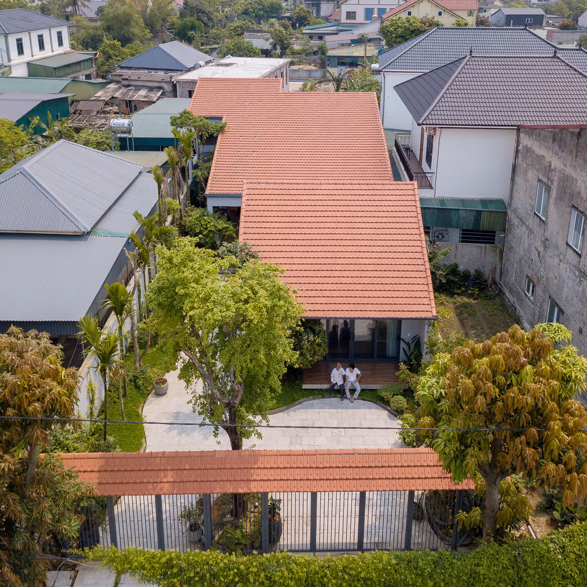 Nằm tại thị trấn Xuân An, huyện Nghi Xuân (Hà Tĩnh), ngôi nhà có diện tích 300 m2, nằm trên mảnh đất 600 m2.