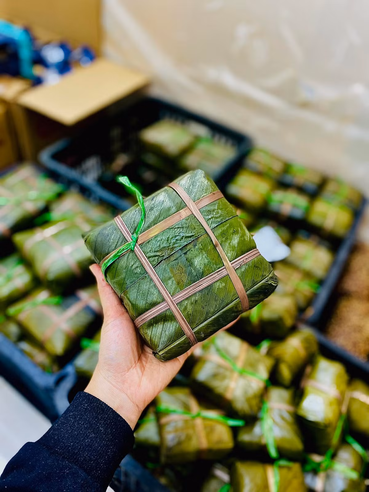 Thay vì gạo trắng, vỏ bánh được làm bằng gạo lứt. Giá của loại bánh này là từ 40.000 - 80.000 đồng/chiếc, tùy trọng lượng. Ảnh: Facebook