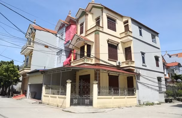Đó cũng là lý do nhiều căn biệt thự trong làng để không, khoá cửa suốt ngày đêm. Ảnh: Tổ quốc
