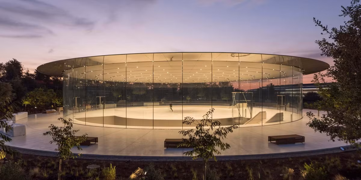 Dù là một căn phòng với diện tích lớn nhưng Steve Jobs Theater lại không cần bất cứ cột trụ đỡ nào, âm thanh không vang vọng phức tạp dù chỉ 1 giây. Ảnh: Theverge