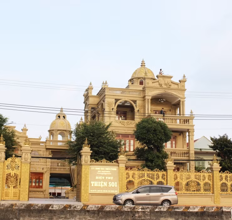 Cuối năm 2020, đại gia Thiện Soi (Lê Thái Thiện) bị công an bắt giữ vì cho vay lãi nặng và rửa tiền. Vị đại gia này sở căn biệt thự nguy nga nằm nổi bật trên con đường Quốc lộ 51 (đoạn qua thị xã Phú Mỹ, huyện Tân Thành, tỉnh Bà Rịa - Vũng Tàu)... Ảnh: Dân Việt