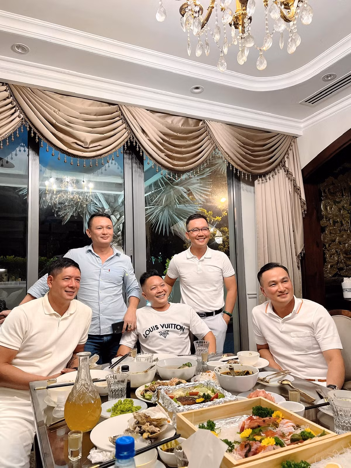 Chỉ một góc gian bếp đã được đầu tư đắt giá, từ bàn ăn đến rèm cửa...Ảnh: FB Lý Thùy Chang