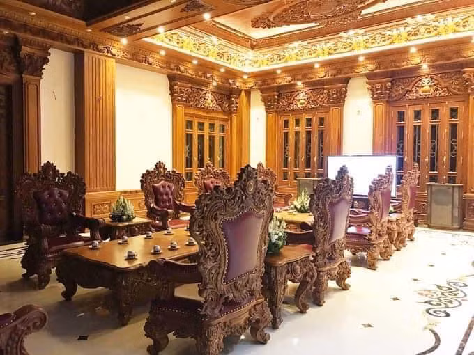 Nội thất trong lâu đài sử dụng chất liệu gỗ, tất cả được chạm khắc vô cùng tinh xảo. Ảnh: Facebook