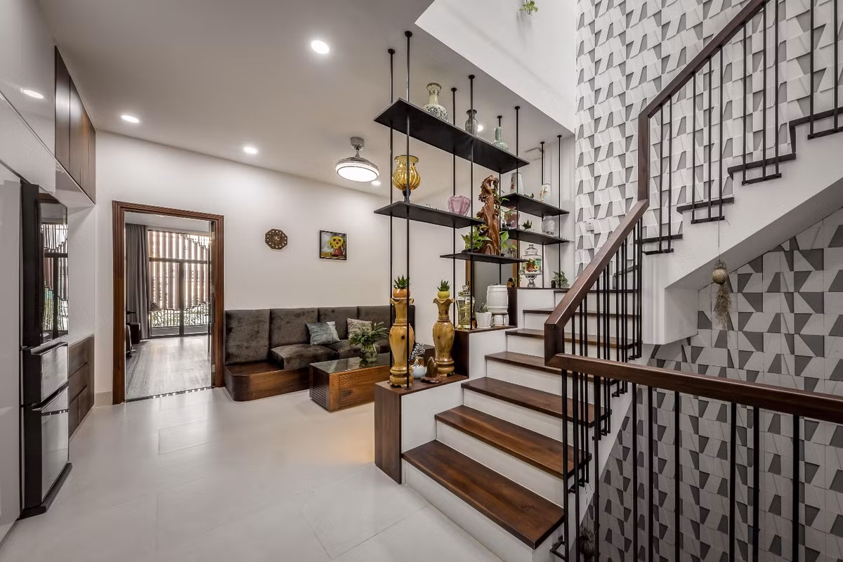 Khu vực giếng trời được trang trí tạo điểm nhấn bằng bức tường gạch 3D ghép có tác dụng tiêu âm giảm tiếng ồn.