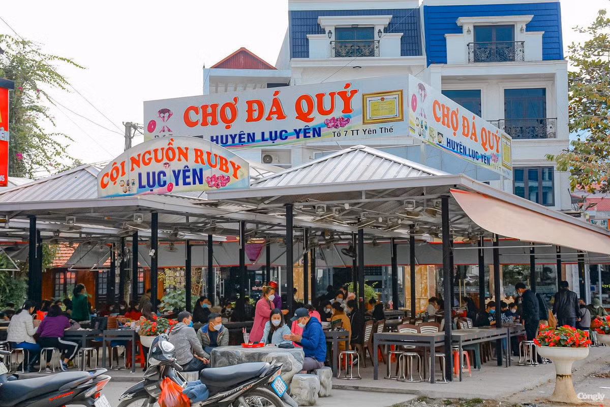 Tại trung tâm huyện Lục Yên (tỉnh Yên Bái) có một phiên chợ "độc nhất vô nhị" chỉ bán vào buổi sáng với một mặt hàng duy nhất là đá quý. Ảnh: Công lý