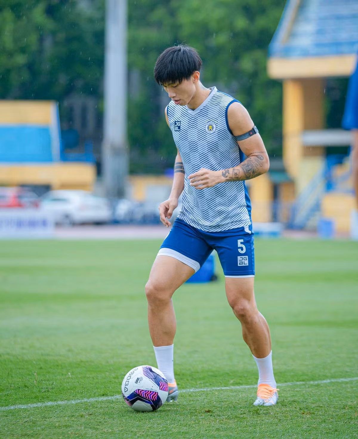 Văn Hậu cũng là cầu thủ Việt Nam đầu tiên sang Hà Lan thi đấu (khoác áo SC Heerenveen) với mức lương khoảng 450.000 euro/năm. Ảnh: FB Đoàn Văn Hậu