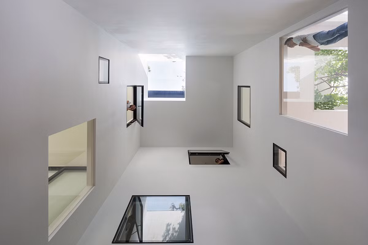 Khoảng thông tầng cùng giếng trời trong căn biệt thự. Ảnh: Archdaily