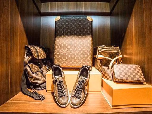 Ông bầu Vũ Khắc Tiệp dành riêng một góc để bày trí các item của Louis Vuitton. Ảnh: FBNV