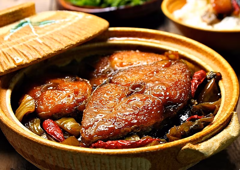Cá kho làng Vũ Đại là một trong những đặc sản nổi tiếng nhất miền Bắc. Mỗi dịp Tết đến, giới nhà giàu lại vung tiền sở hữu đặc sản này. Ảnh: Thương hiệu &amp; sản phẩm