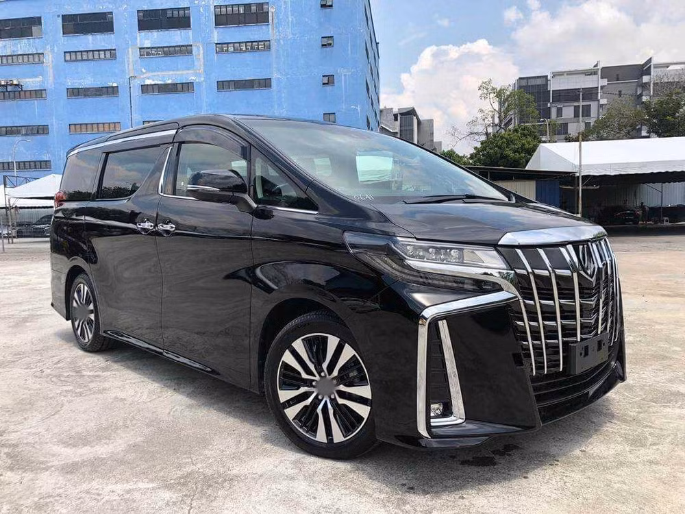 Trước đó, ca sĩ Tuấn Hưng từng dành tặng bà xã nhiều món quà đắt đỏ. Năm 2020, Tuấn Hưng tậu hẳn chiếc xế hộp hạng sang có trị giá lên tới 4 tỷ đồng để tặng bà xã. Ảnh: FBNV