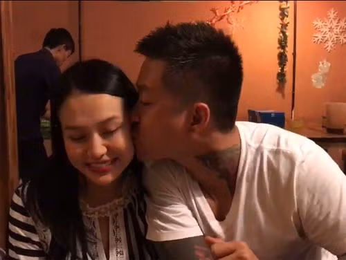 Trong buổi lễ kỷ niệm 3 năm ngày cưới, Tuấn Hưng tặng bà xã Hương Baby một chiếc nhẫn kim cương lung linh và khá to. Ảnh: Khám phá