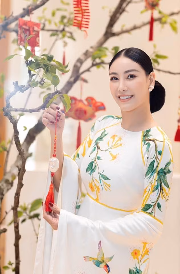 Choang ngop biet thu xa hoa nhu cung dien cua Hoa hau Ha Kieu Anh