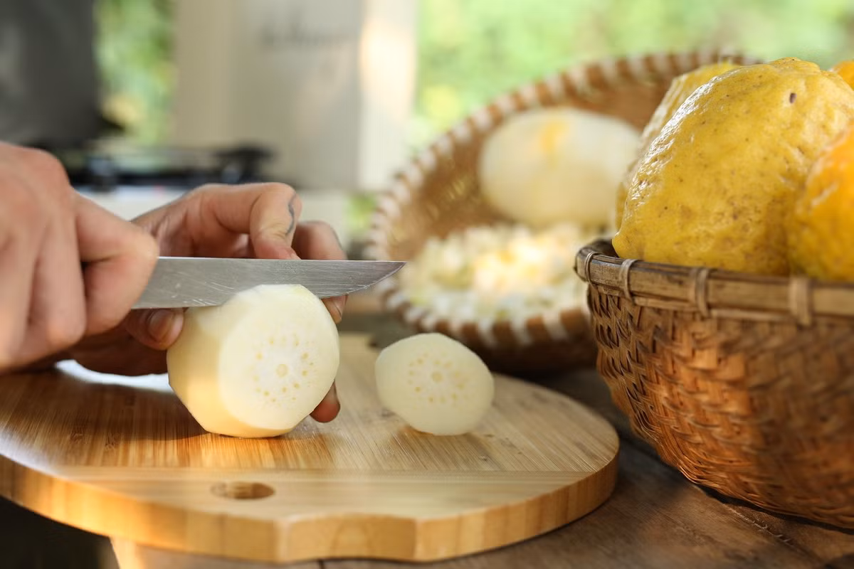 Một số nhà vườn cho biết, giống chanh vàng Eureka có hình bầu dục, vị chua dịu, không gắt như chanh ta của Việt Nam. Ảnh: ThanhSon Garden