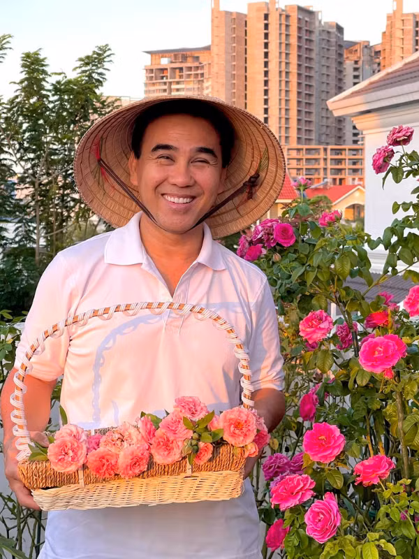 Chị Dạ Thảo - bà xã Quyền Linh trồng hàng trăm gốc hồng ngoại với đủ màu sắc. Các loại hồng ngoại nhập từ Anh, Pháp, Nhật Bản đều nở nhiều hoa lớn với cánh dày. Ảnh: FB Quyền Linh