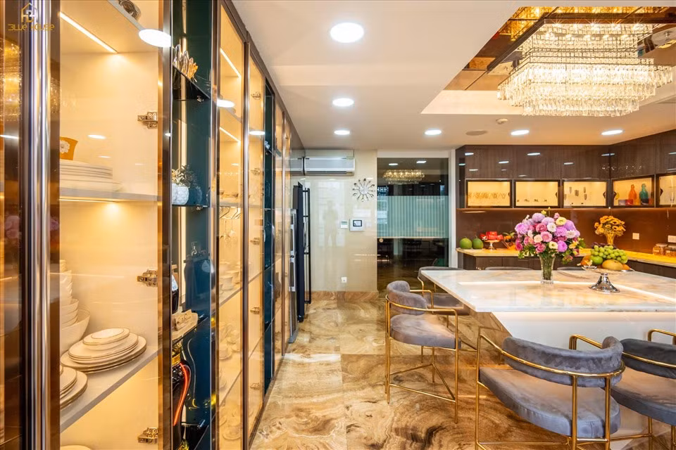 Bên trong biệt thự là nhiều thiết bị nội thất cao cấp.