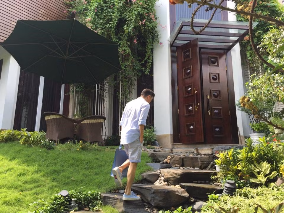 Biệt thự có tông màu trắng chủ đạo, gồm 3 tầng.