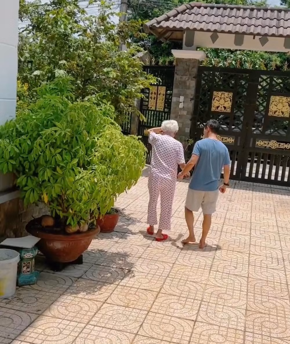 Ngôi nhà của Lý Hải có khoảng sân vườn lớn trồng cây xanh và các khóm hoa nhỏ. Ảnh: FB Ly Hai Minh Ha