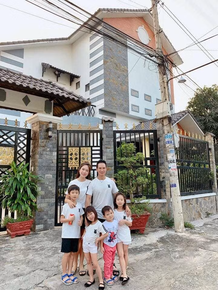 Căn nhà khang trang tọa lạc trên một mảnh đất khá rộng rãi. Ảnh: Dân Việt
