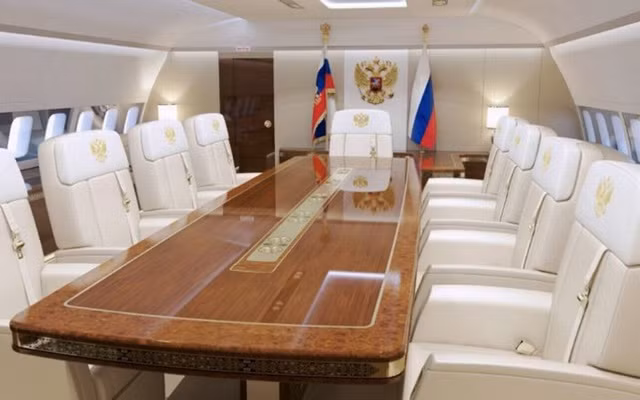Nội thất máy bay được thiết kế lại cho phép Tổng thống Putin làm việc và nghỉ ngơi thoải mái. Ảnh: CEN