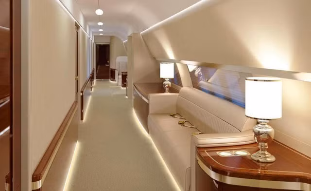 Bề ngoài IL-96-300PU không khác nhiều so với một máy bay chở khách thông thường, nhưng nội thất bên trong được nâng cấp đáng kể. Ảnh: CEN