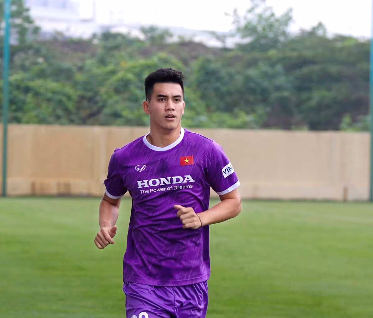 Theo con số thống kê của trang chuyển nhượng quốc tế Transfermarkt tính đến tháng 6/2020, giá trị chuyển nhượng của Tiến Linh đã tăng từ 25.000 euro (hơn 620 triệu đồng) lên 300.000 euro (gần 7,5 tỷ đồng). Ảnh: FBNV