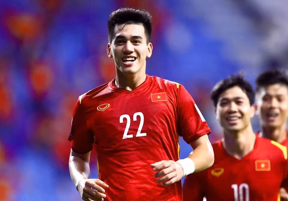 Thời điểm V.League 2021 khép lại, có thông tin lan truyền rằng câu lạc bộ TP.HCM rất muốn chiêu mộ tiền đạo gốc Hải Dương. Đội chủ sân Thống Nhất được cho là sẵn sàng trả cho nam cầu thủ tiền lương lên đến 80 triệu đồng/tháng cùng mức lót tay xấp xỉ 3 tỉ đồng/mùa để có được chữ kí vào bản hợp đồng của anh. Ảnh; FBNV