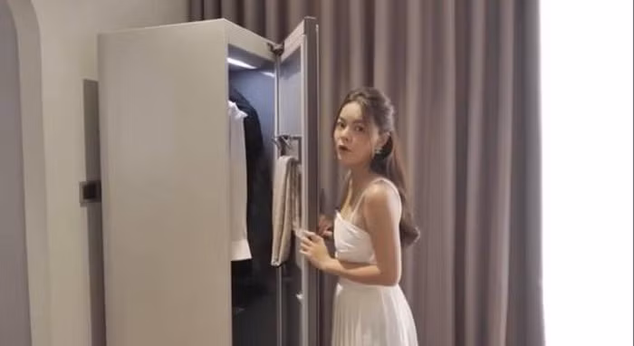 Nữ ca sĩ còn mua một chiếc tủ công nghệ giúp bảo quản đồ áo mà cô yêu thích tránh việc bị hư hỏng. Ảnh chụp màn hình