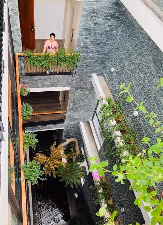 Bên cạnh sự nghiệp, ca sĩ Trọng Tấn còn được khán giả ngưỡng mộ bởi cuộc sống gia đình hạnh phúc trong ngôi nhà rộng khoảng 120m2 ở Hà Nội.