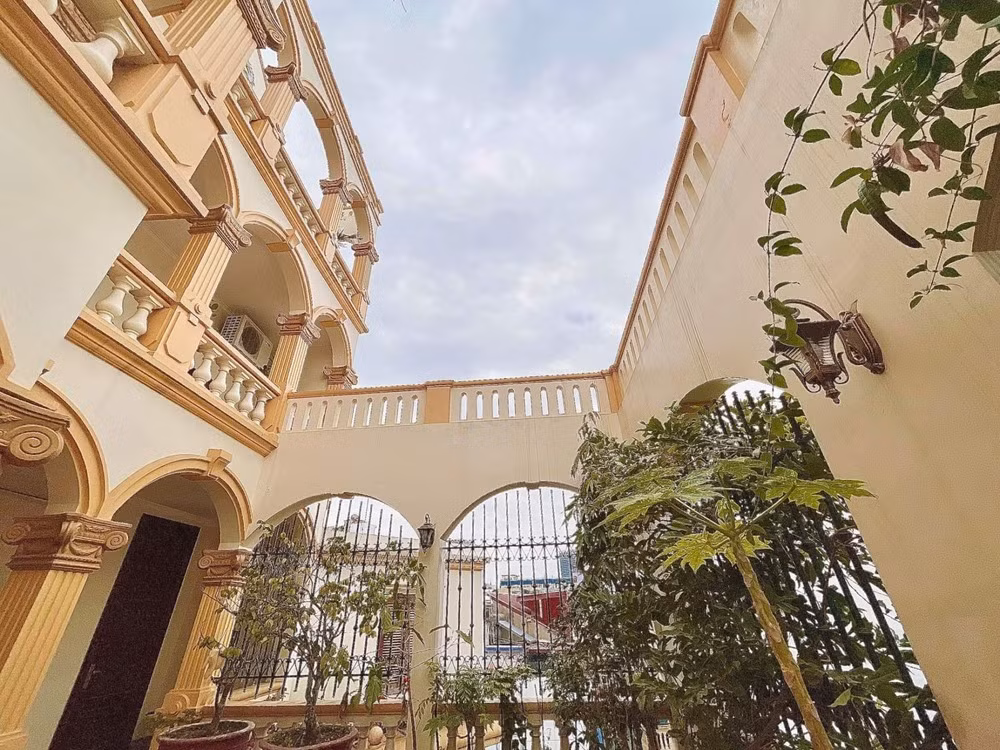 Nhìn từ ngoài vào trong, ngôi nhà đều có đầy sự nguy nga và đẳng cấp. Ảnh: Gia đình và pháp luật