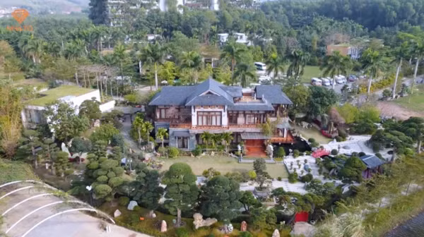 Trong căn biệt thự rộng đến 3.000m2 ở Vĩnh Phúc, ông Bùi Quang Ngọc - Phó Chủ tịch Tập đoàn FPT thiết kế khu vườn mang đậm phong cách Nhật Bản. ảnh chụp màn hình