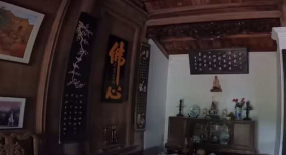 Các vì kèo và khu bàn thờ tổ hoa văn được trạm trổ hoa văn tinh xảo bắt mắt. Ảnh: Chụp màn hình