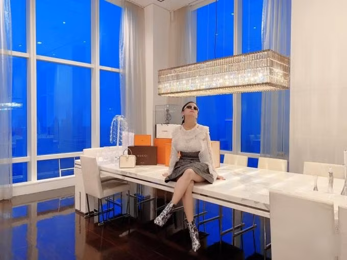 Cuộc sống của Hà Phương luôn ngập trong đồ hiệu đắt tiền. Ảnh: FBNV