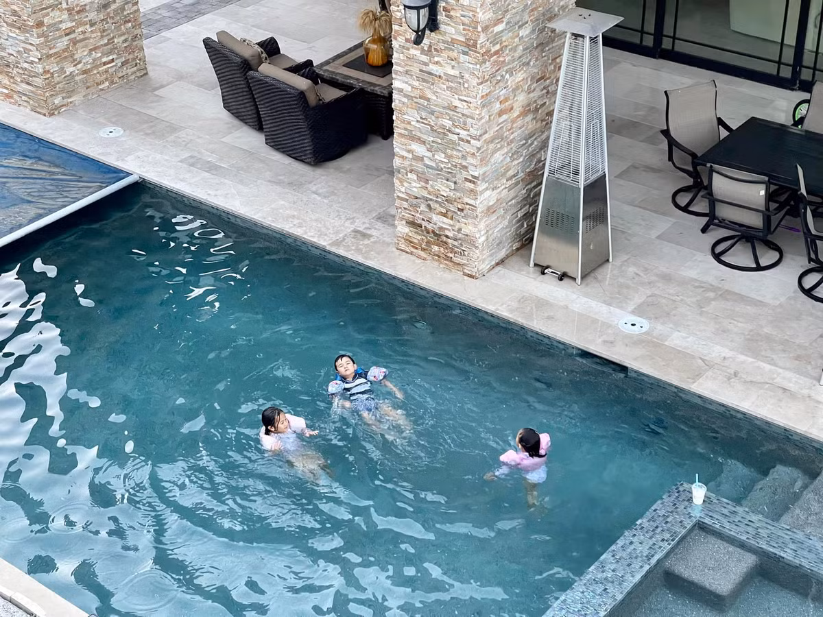 Bên cạnh vườn nho, vợ cũ Đan Trường cũng chia sẻ cảnh con trai bơi lội trong bể bơi cỡ lớn trong khuôn viên nhà.