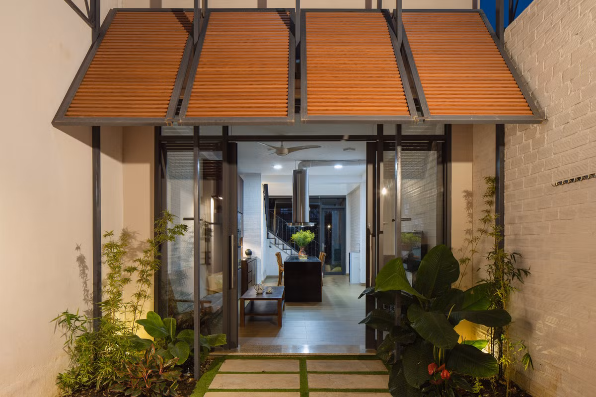 Thế nhưng, “Nhà Hòn Xện” chọn một hướng đi khác để giải quyết những thách thức bằng cách sử dụng cấu trúc lam linh hoạt cho nắng Tây và tối ưu hóa diện tích, tái sử dụng vật liệu để tiết kiệm chi phí.