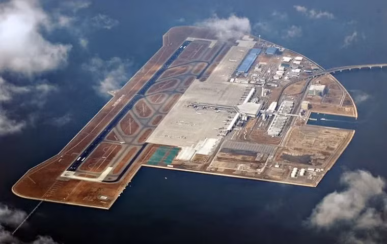 Sân bay quốc tế Chubu Centrair nằm trên một hòn đảo nhân tạo trong Vịnh, cách 35 km về phía nam của Nagoya ở thành phố Tokonam, miền trung Nhật Bản. Centrair được xếp vào sân bay hạng nhất và là cửa ngõ quốc tế chính đến vùng Choubu của Nhật Bản.