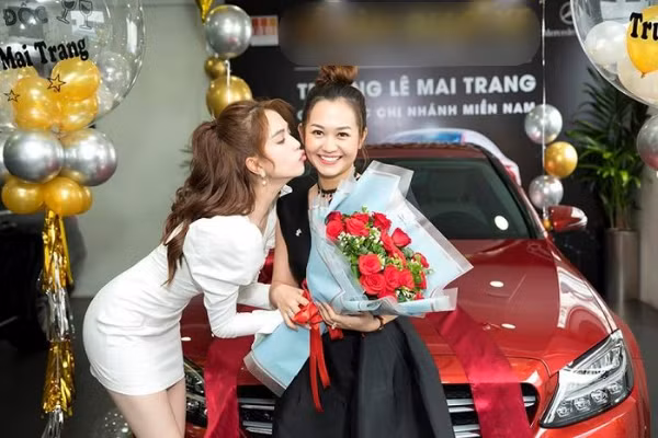 Trong năm, cô thường xuyên mở thưởng cho nhân viên làm tốt, từ ô tô, điện thoại,… toàn đồ hiệu đắt đỏ mà không tiếc tay, có lần Ngọc Trinh chi tiền thưởng lên đến 2 tỷ đồng. Ảnh: FB Ngoc Trinh