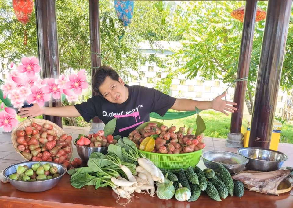 Chỉ sau một vài phút, Trường Giang đã thu hoạch cả một bàn đầy những loại nông sản. Ảnh chụp màn hình