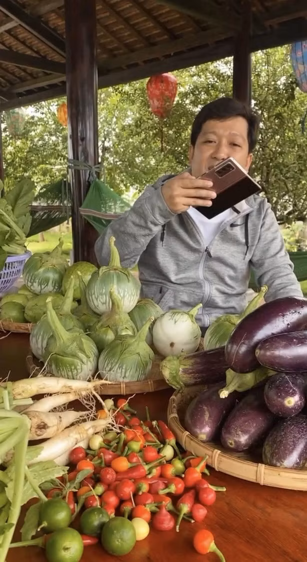 Vừa qua, danh hài Trường Giang đã phát trực tiếp buổi thu hoạch trái cây, nông sản tại biệt thự dành tặng ái nữ và giới thiệu về khu nhà ngoại ô này. Ảnh chụp màn hình