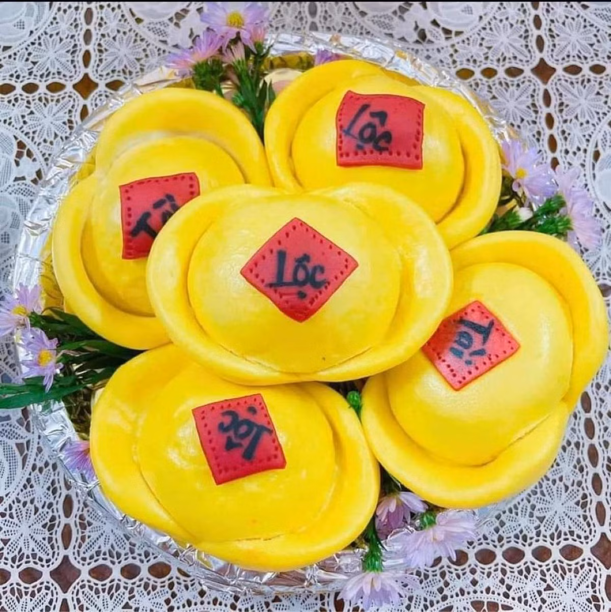 Mỗi “thỏi vàng” còn được trang trí tinh tế bằng chữ “Lộc”, "Tài" bên trên. Bánh bao có giá khoảng 105.000 - 160.000 đồng/hộp 5 chiếc. Ảnh: Facebook