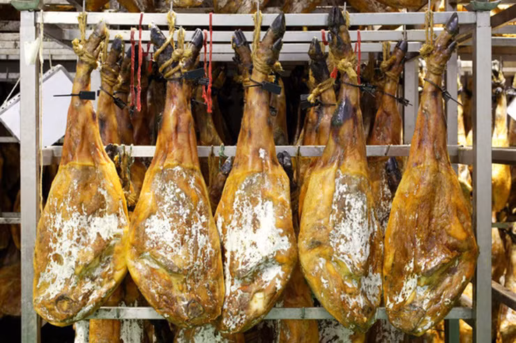 Ít ai ngờ, miếng thịt lợn đầy mấm mốc này lại là thứ đặc sản đắt tiền mà không phải ai cũng từng được ăn. Ảnh: Getty Image.