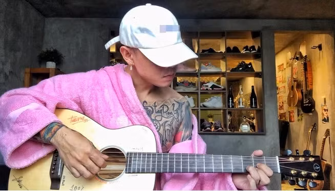 Không gian phòng ngủ và phòng thay đồ của Binz được thiết kế nối liền nhau, trang trí bằng những cây đàn ghi-ta, biển số xe cổ...Ảnh: FBNV